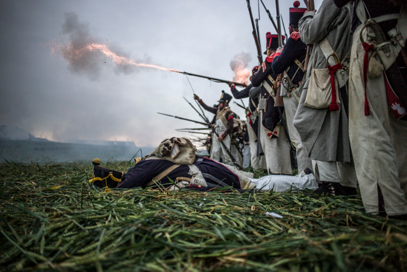 Illustration for article titled 5000 Men Dressed Up, Recreated The Battle Of Waterloo